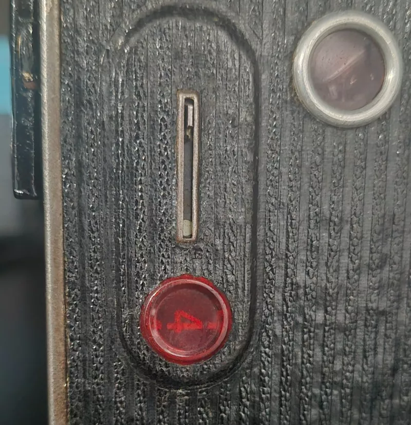 Die Rückseite der Agfa Billy Kamera mit einem Fenster zur Anzeige der Bildnummer.